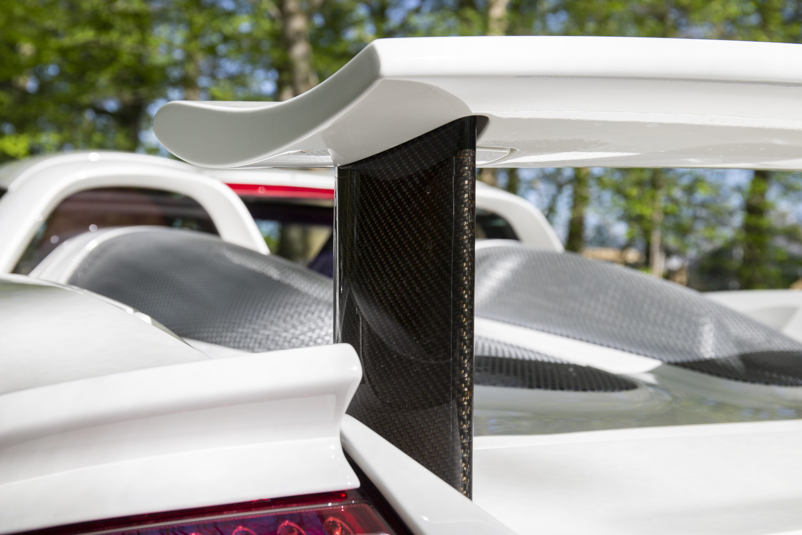 Karbonfiber spoiler på hvid sportsvogn – Selected Car Group