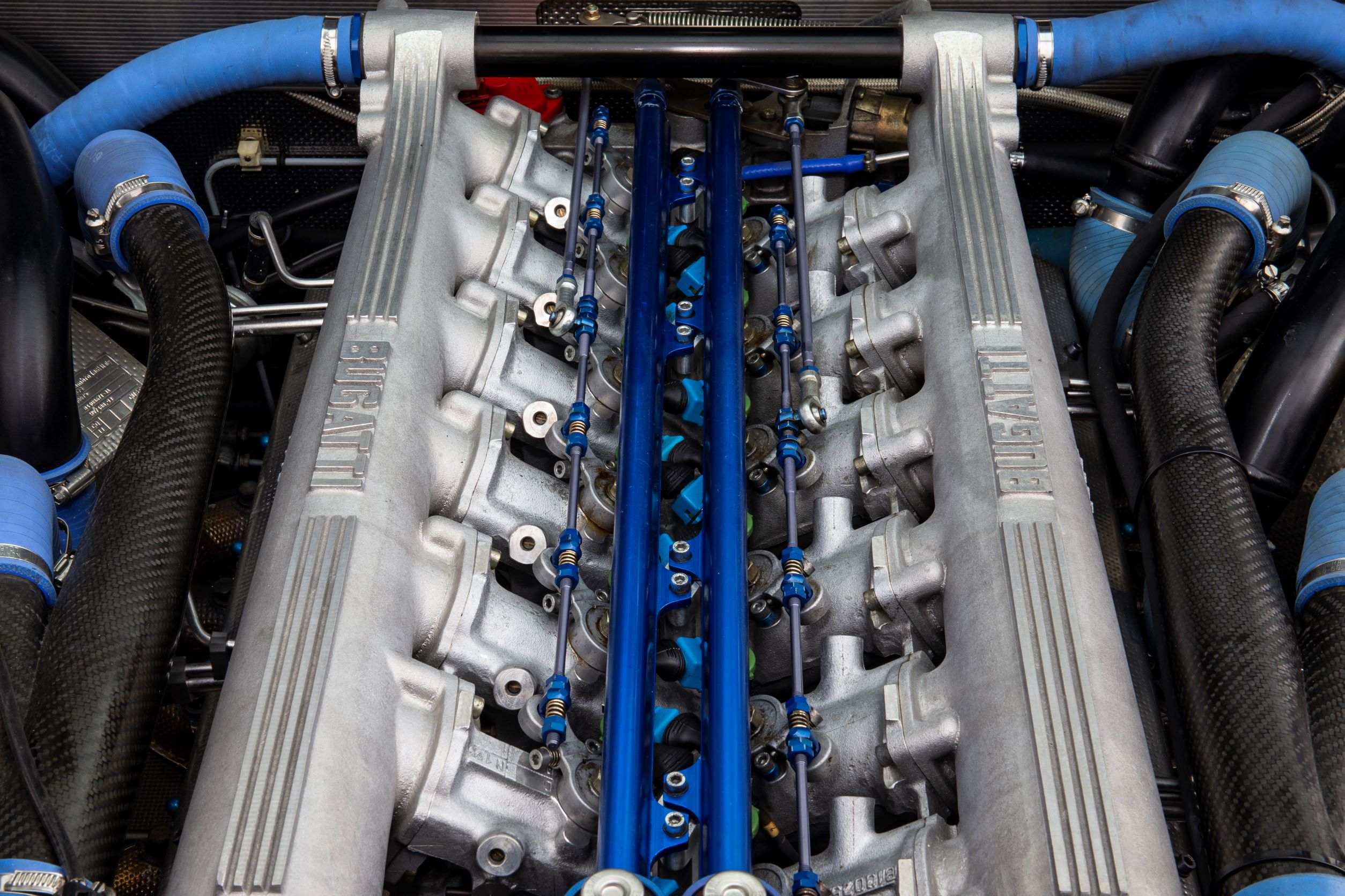 Bugatti motor med blå detaljer – Selected Car Group