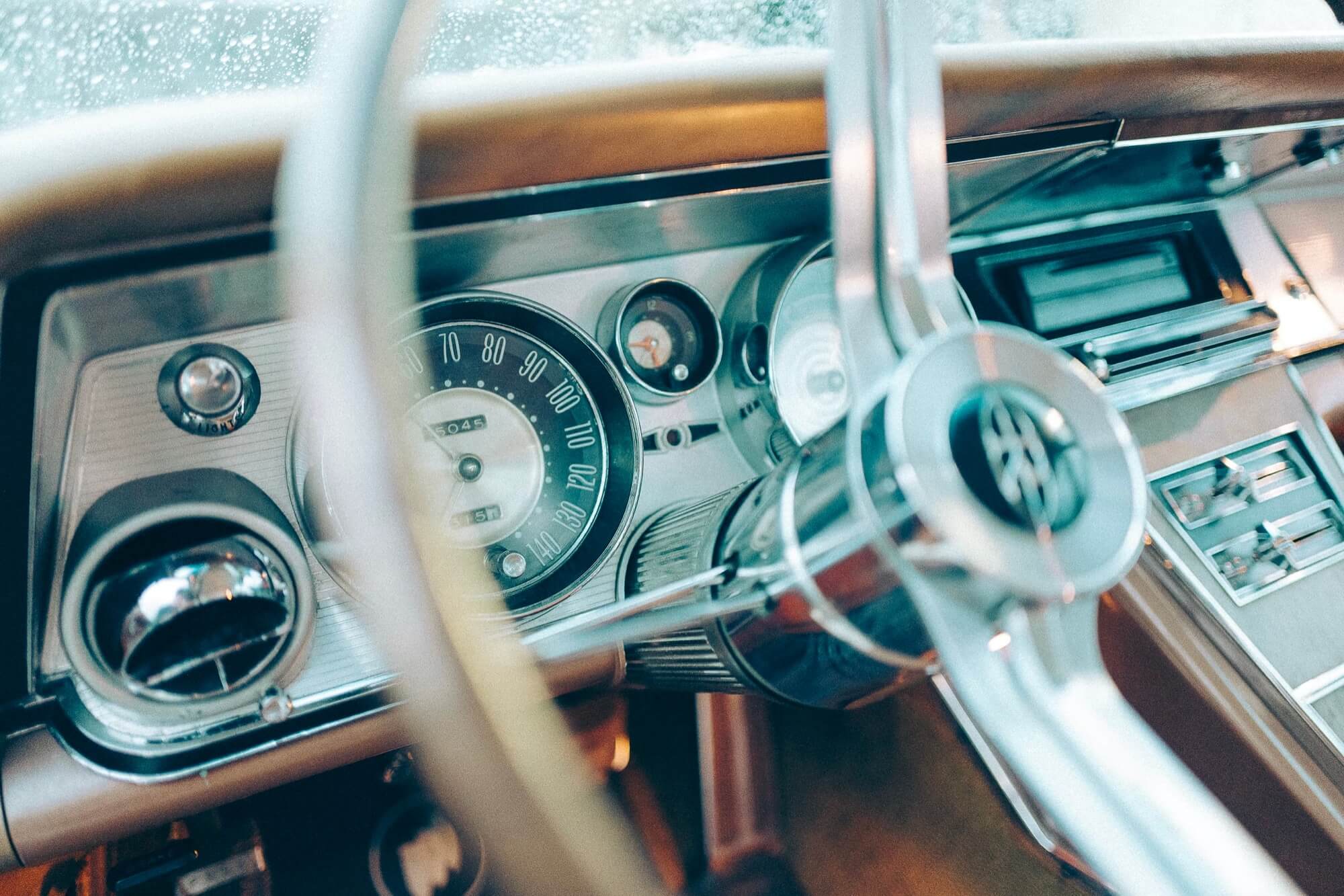 Klassisk bils instrumentbræt og rat – Selected Car Group